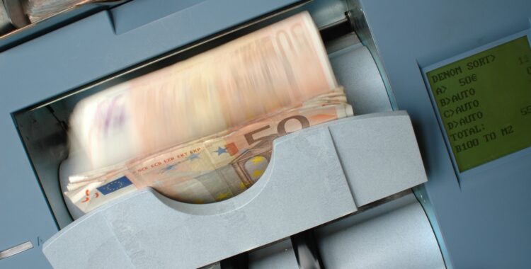 Imagen de cajero con dinero